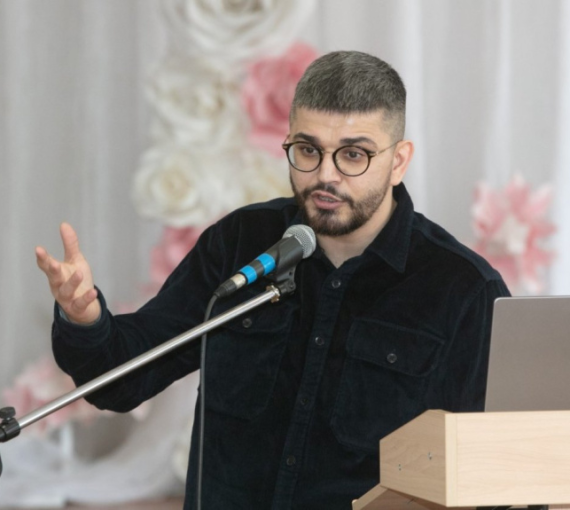 Как спастись от пятен и почему любовь – это патология. Разговор с химиком Александром Буневым