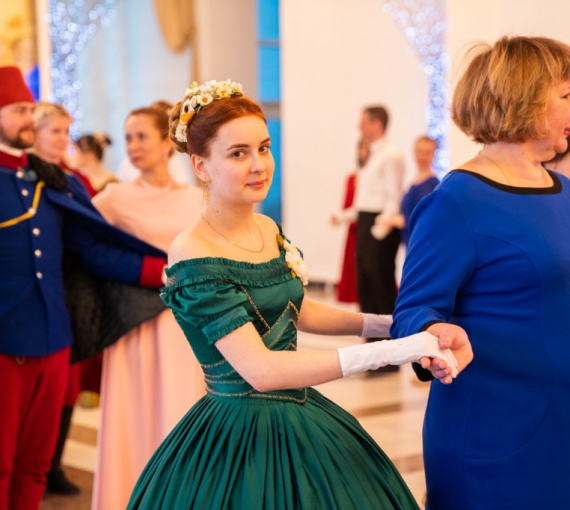 О балах, этикете и общении через танец. Что такое историческая реконструкция и кто занимается ей в Тольятти